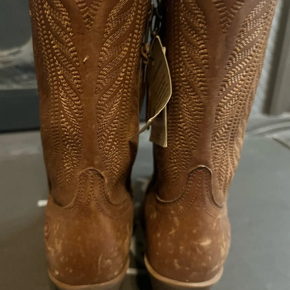 Ariat Brown Heeled Boots with Classic Western Style - Picture 12 of 17